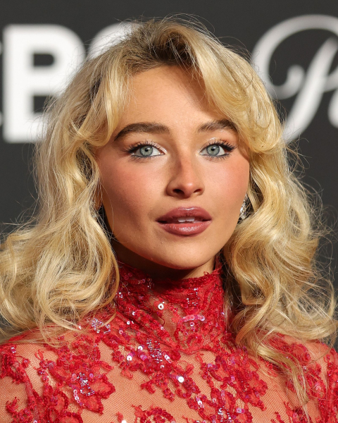 Sabrina Carpenter with tinsel lids on the red carpet